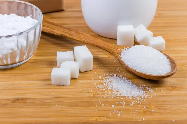 Granulowany cukier biały, cukier w proszku i kostki cukru zbliżenie — Zdjęcie stockowe