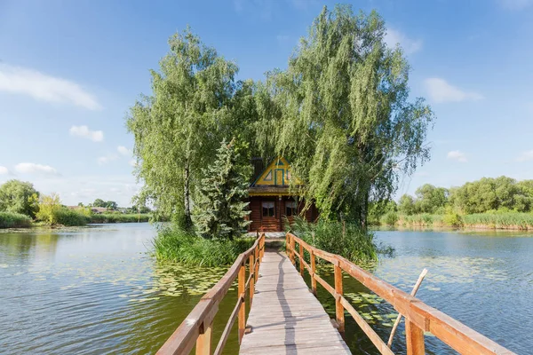 Petite île avec cabane au milieu du lac, vue depuis la passerelle — Photo