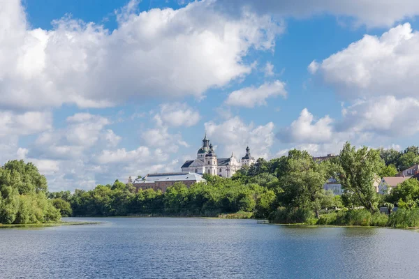 Klasztor Karmelitów Bosych na przeciwległym brzegu zbiornika, Berdychiv, Ukraina — Zdjęcie stockowe