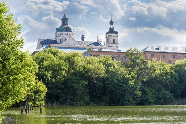 Mariinský katolický kostel se středověkým Karmelitským klášterem, Berdyčivě, Ukrajina — Stock fotografie