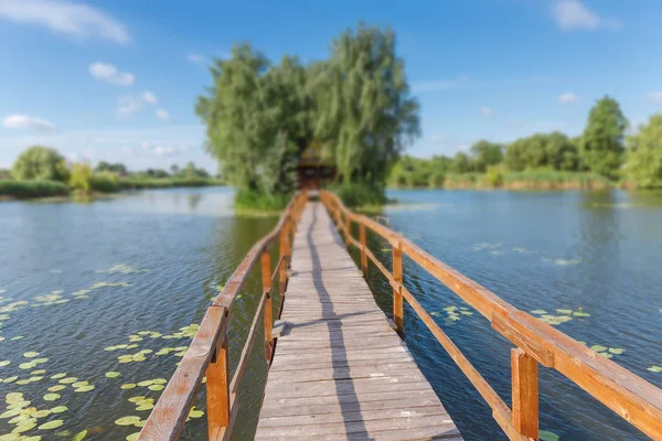 Passerelle vers îlot avec cabane sur le lac en mise au point sélective — Photo