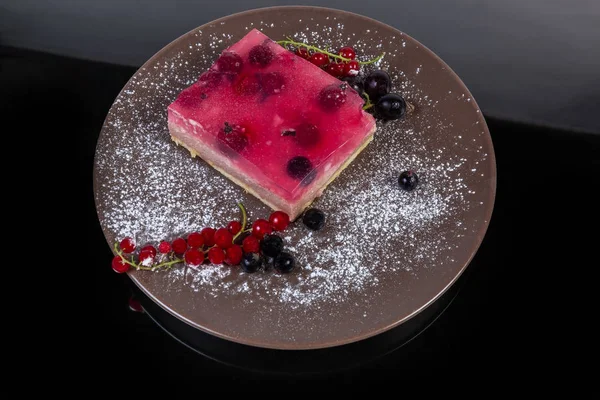 Çanak taze çilek ile katmanlı kek Dilim