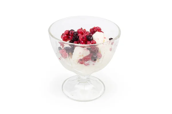 冰淇淋与浆果在玻璃杯冰淇淋 — 图库照片