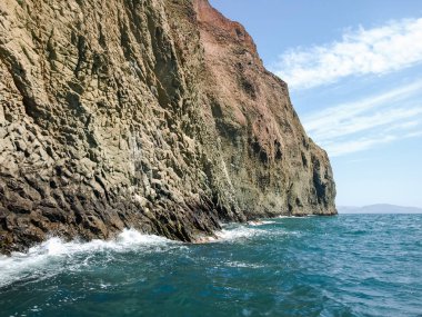 Deniz kıyısında volkanik kökeni dokulu dik kayalar