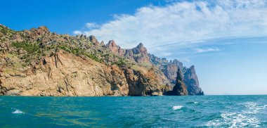 Deniz ve gökyüzü karşı volkanik kökeni kıyı kayalıkları