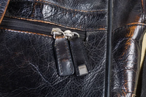 Фрагмент старой черной сумочки с молнией и кожаными погрузчиками — стоковое фото