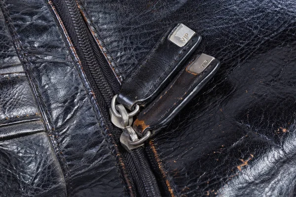 Úlomek zipu s koženými pulty na staré kožené kabelce — Stock fotografie