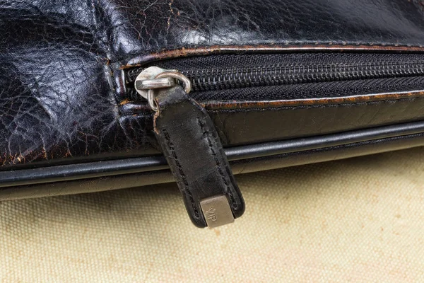Fragmento de cremallera con tirador de cuero en el bolso de cuero viejo —  Fotos de Stock