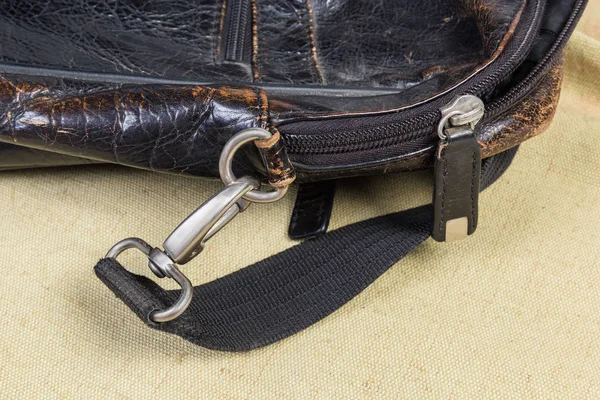 Fragmento de bolsa preta velha com alguns acessórios de saco de metal — Fotografia de Stock