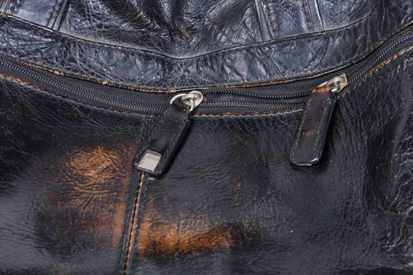 Úlomek zipu s koženými pulty na staré kožené kabelce — Stock fotografie