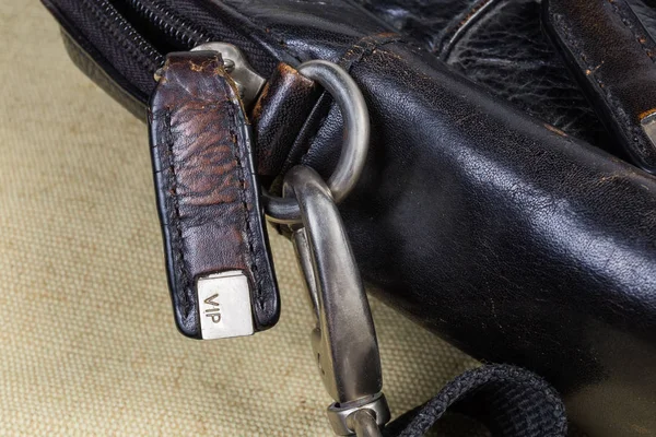 Fragmento de bolsa de couro preto velho com alguns acessórios de saco — Fotografia de Stock