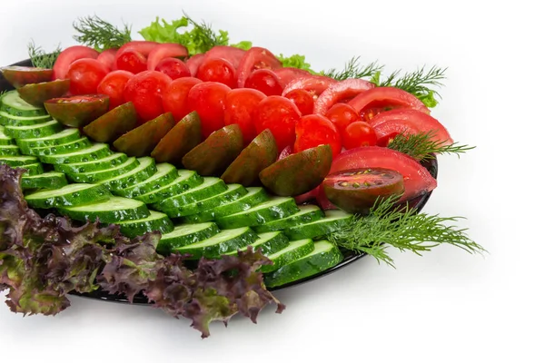 Salada de tomates fatiados frescos e pepinos em fundo branco — Fotografia de Stock