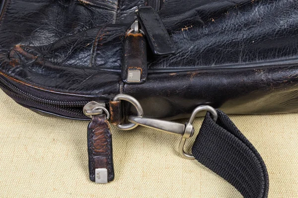 Fragmento de viejo bolso de cuero negro con algunos accesorios de bolsa —  Fotos de Stock