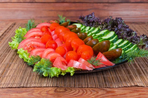 Rajčata a Okurky salátové na venkovský stůl zblízka — Stock fotografie