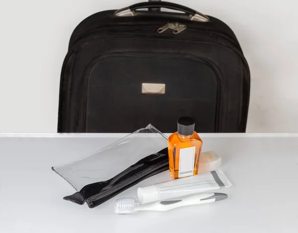 Bolsa de aseo y kit de higiene bucal contra maleta —  Fotos de Stock