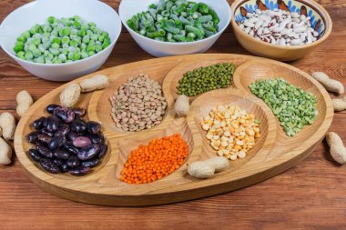 Rustik masada çeşitli pişmemiş kurutulmuş ve dondurulmuş baklagiller