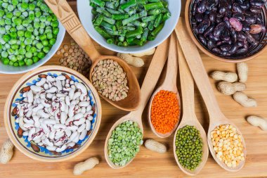 Çeşitli pişmemiş kurutulmuş ve dondurulmuş baklagiller üst görünümü 