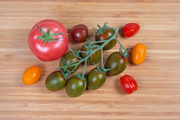 Vue de dessus de différentes tomates cerises et tomate ordinaire — Photo