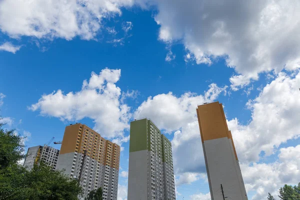 Casas de varios pisos en construcción contra el cielo —  Fotos de Stock