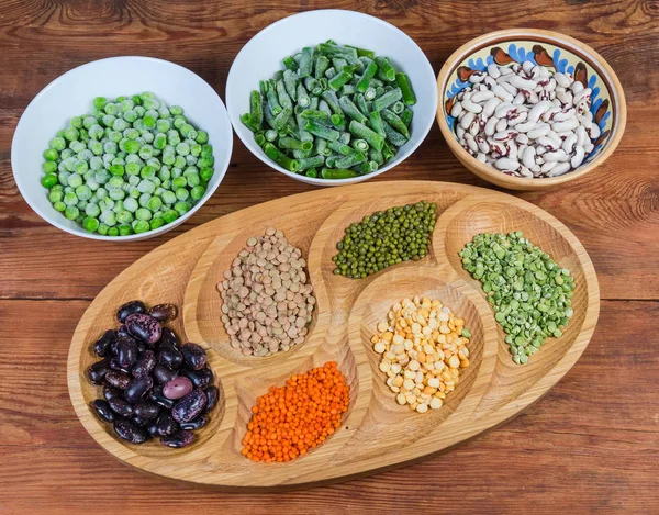 Farklı yemeklerde çeşitli pişmemiş kurutulmuş ve dondurulmuş baklagiller