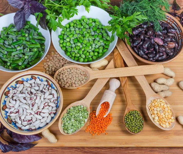 Çeşitli pişmemiş kurutulmuş ve dondurulmuş baklagiller, yeşillik üst görünümü