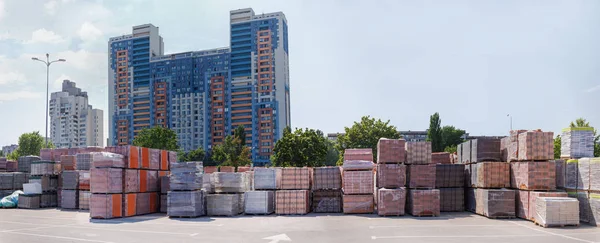 Palettes de différentes briques sur entrepôt extérieur contre de bâtiments — Photo