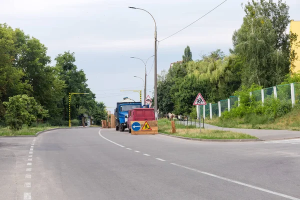 道路修理中の市街地のフェンス区間 — ストック写真