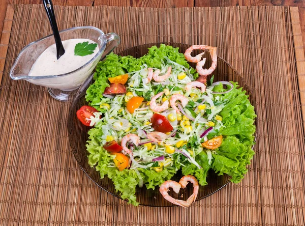 Vista superior da salada de legumes com caudas de camarão, molho branco — Fotografia de Stock