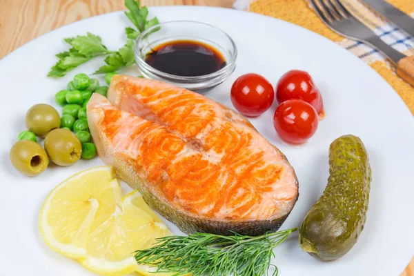 Grilled piece of arctic char with canned vegetables and seasoning — Stock Image Grilled piece of arctic char with canned vegetables and seasoning Stock Photo
