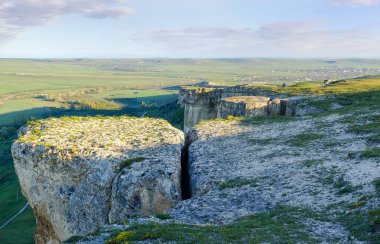 Yaylanın yağışlı kenarından vadinin panoraması 