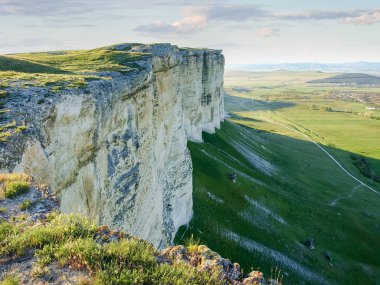Yaylanın yağışlı kenarından vadi manzarası 