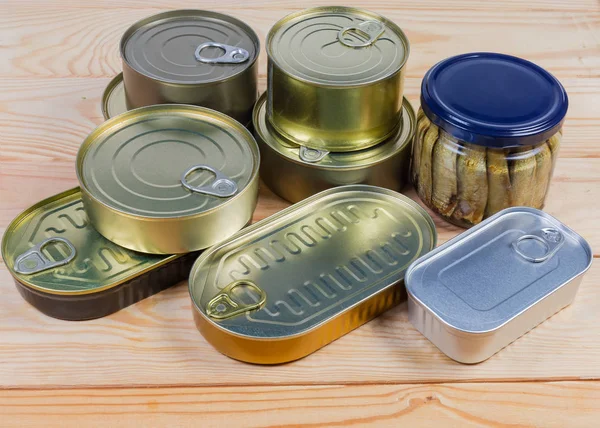 Farklı mühürlü konserve konserve konserve ve cam kavanoz — Stok fotoğraf