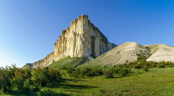 Панорама білої вапнякової породи на тлі чистого неба — стокове фото