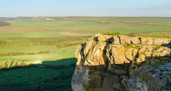 Panorama de la vallée depuis la roche abrupte sur le plateau — Photo