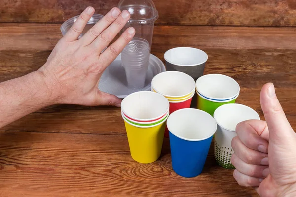 Los gestos que aprueban utilizan vasos de papel desechables y renuncian a la vajilla de plástico —  Fotos de Stock