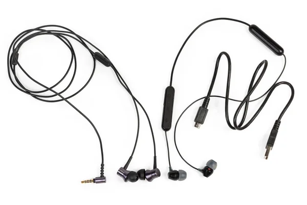 Auriculares inalámbricos y cableados con cable sobre fondo blanco —  Fotos de Stock