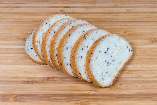 Pan de trigo con harina de avena y semillas enteras de lino —  Fotos de Stock