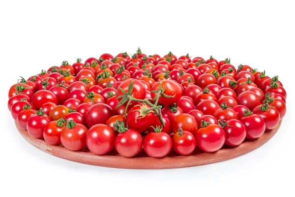 Tomates cherry en el tablero de servir de madera sobre fondo blanco — Foto de Stock