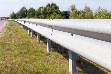 Çelik kirişler yol kenarında yol çökmebariyeri