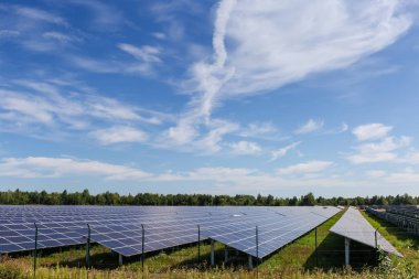 Gökyüzüne karşı yere monte güneş enerjisi istasyonunun parçası