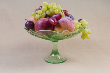 Bez yüzeyinde cam meyve vazo farklı meyve