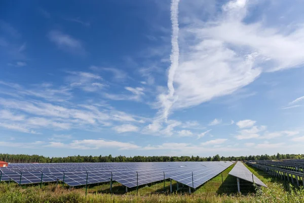 地上に設置された太陽光発電所の上に雲が積もった空 — ストック写真