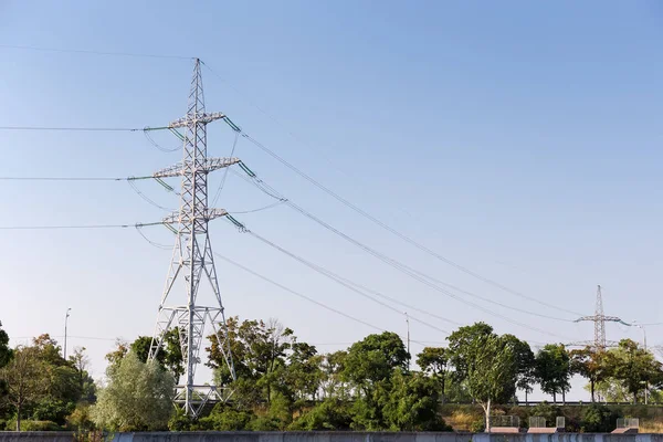 Stahl-Sendemast der Freileitung gegen den Himmel — Stockfoto