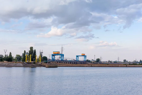 Fragment de barrage et centrale hydroélectrique au centre — Photo