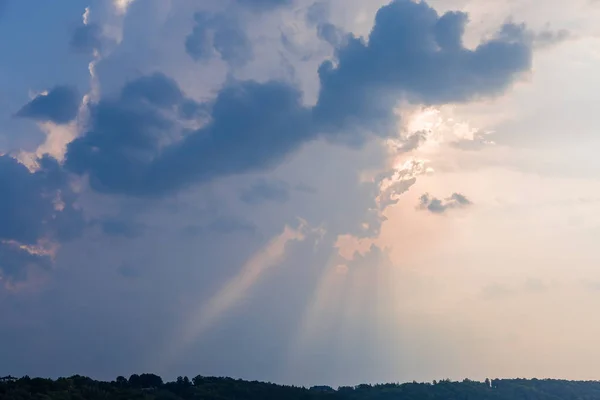 Cielo con nubes y la luz del sol detrás de las nubes —  Fotos de Stock