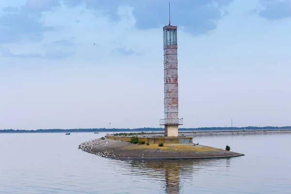 Phare au bout du brise-lames sur un réservoir — Photo