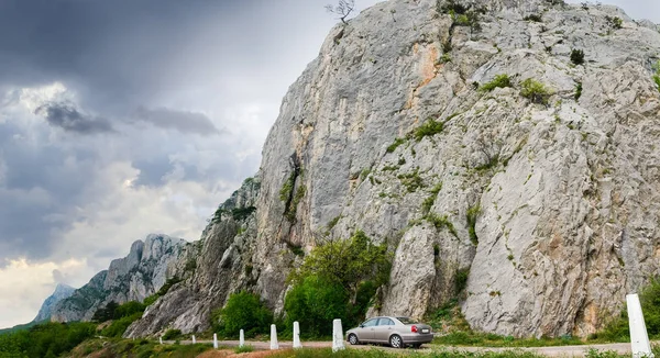 Vieja carretera serpenteante en el bosque cerca de los acantilados — Foto de Stock