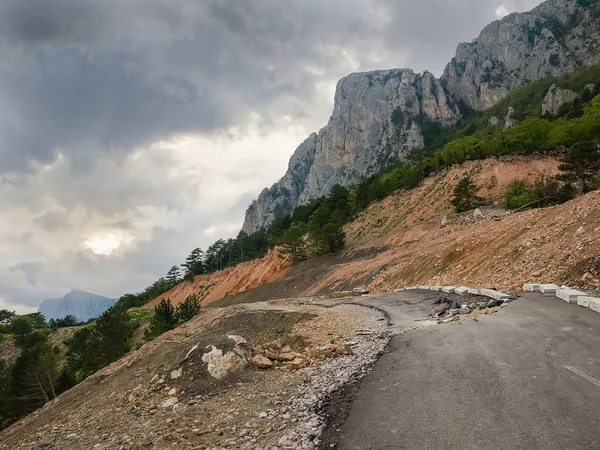 Deslizamiento de tierra desde los acantilados en la carretera de montaña — Foto de Stock