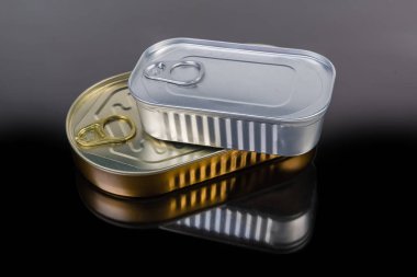 Karanlık bir arka plan üzerinde konserve balık mühürlü konserve konserve konserve