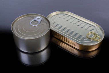 Karanlık yüzeyde konserve balık farklı mühürlü konserve konserve konserve